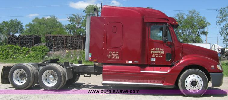 image for item A6322 2003 Freightliner Columbia semi truck