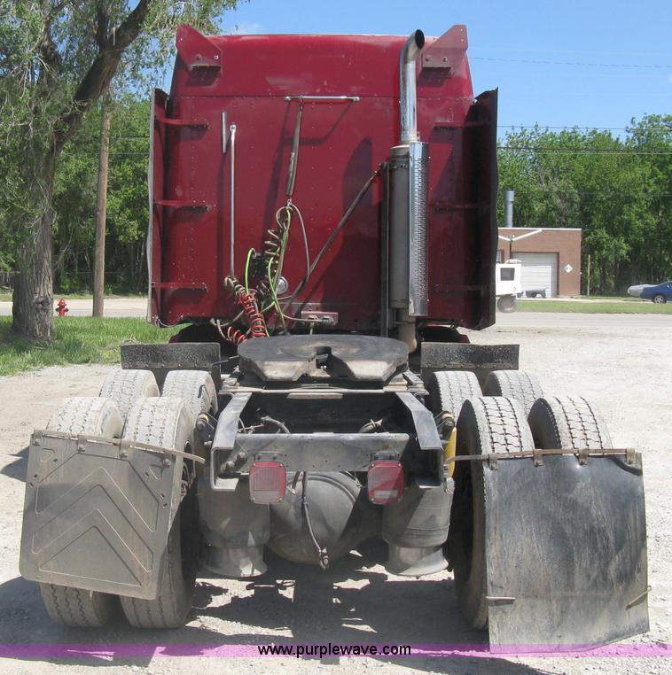 image for item A6322 2003 Freightliner Columbia semi truck