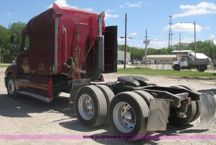 image for item A6322 2003 Freightliner Columbia semi truck