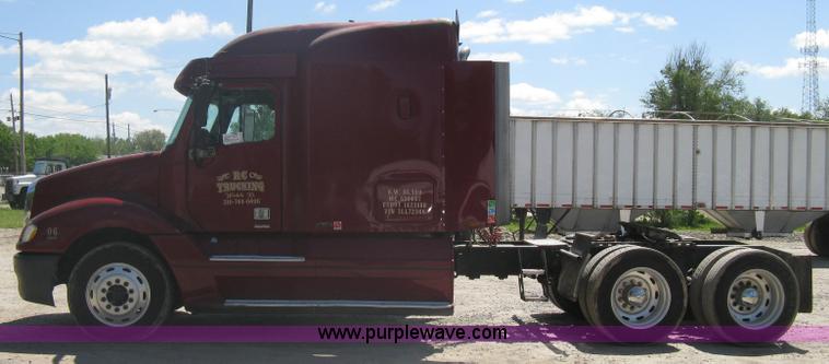 image for item A6322 2003 Freightliner Columbia semi truck