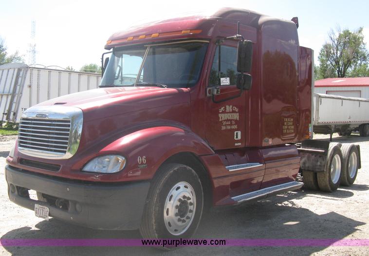 image for item A6322 2003 Freightliner Columbia semi truck