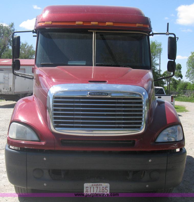 image for item A6322 2003 Freightliner Columbia semi truck
