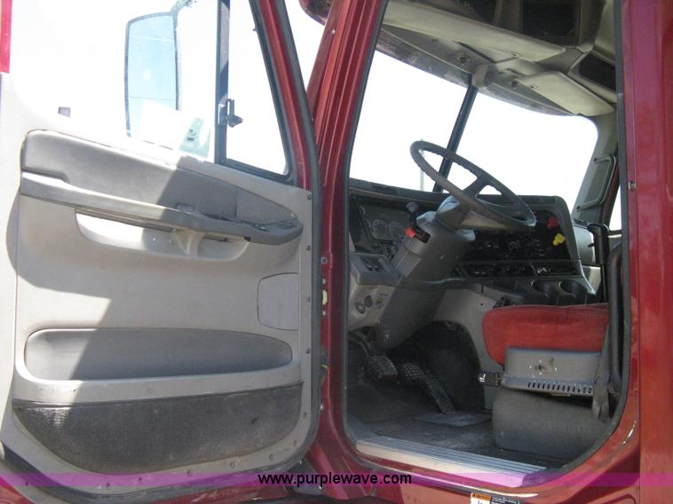 image for item A6322 2003 Freightliner Columbia semi truck