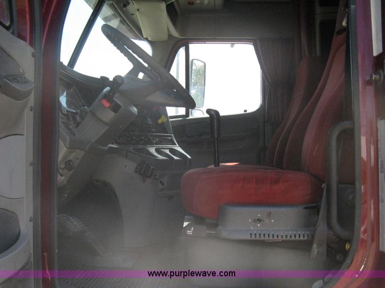 image for item A6322 2003 Freightliner Columbia semi truck