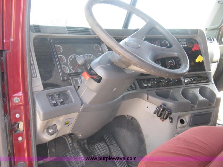 image for item A6322 2003 Freightliner Columbia semi truck