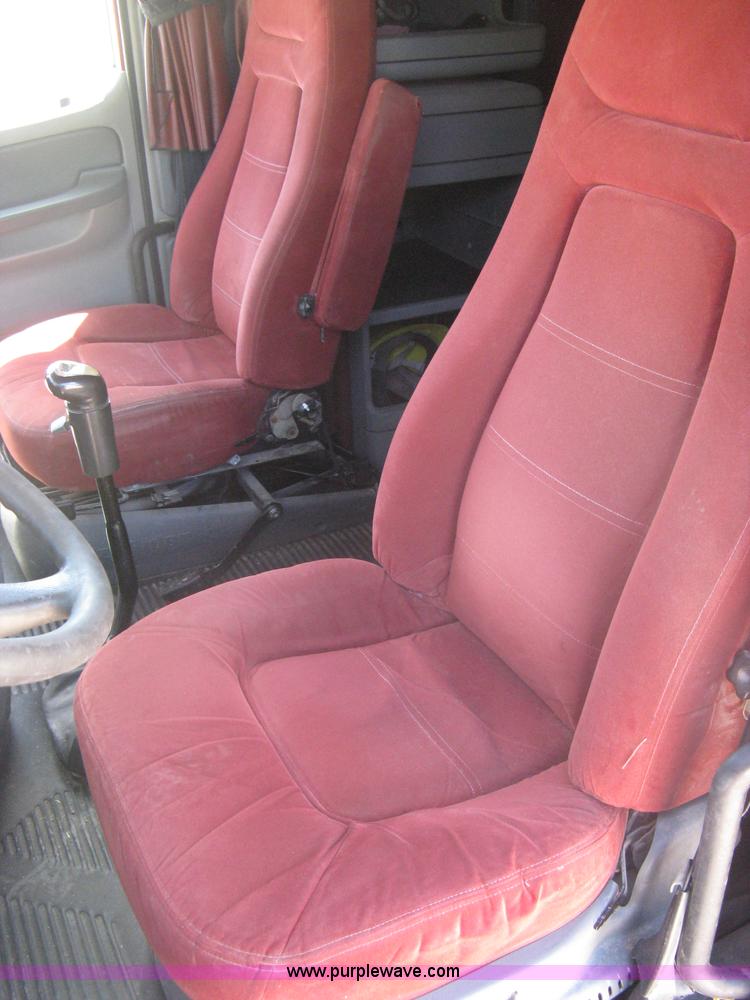 image for item A6322 2003 Freightliner Columbia semi truck