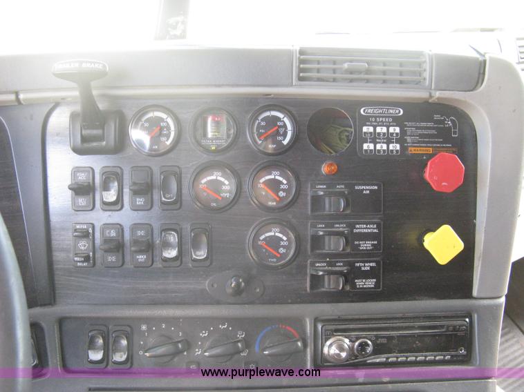 image for item A6322 2003 Freightliner Columbia semi truck