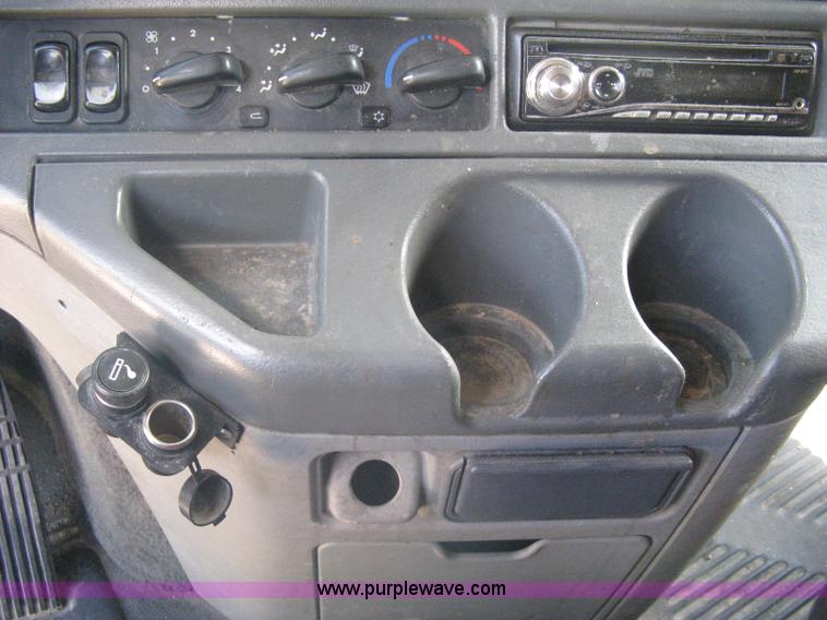 image for item A6322 2003 Freightliner Columbia semi truck