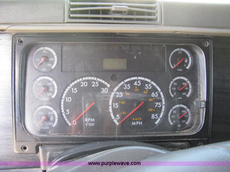 image for item A6322 2003 Freightliner Columbia semi truck