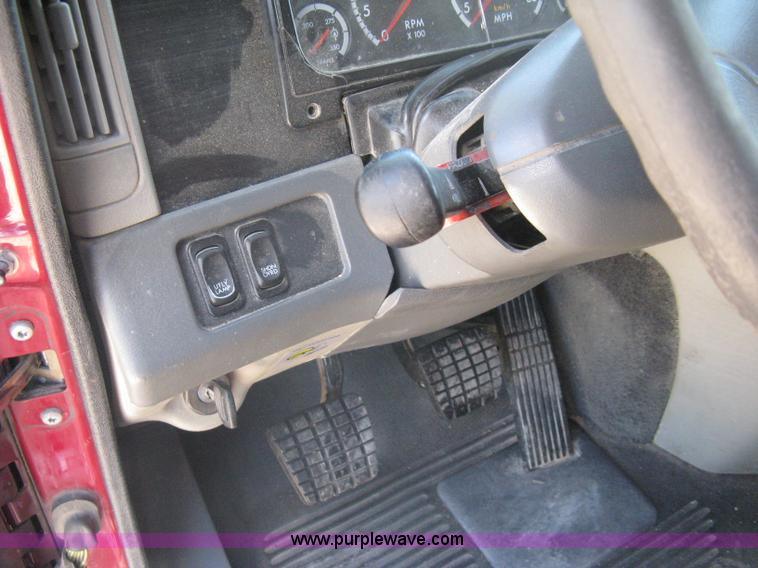 image for item A6322 2003 Freightliner Columbia semi truck