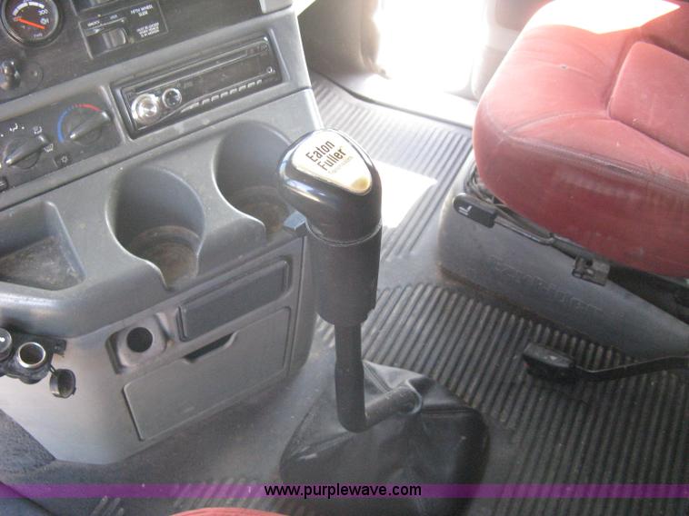 image for item A6322 2003 Freightliner Columbia semi truck