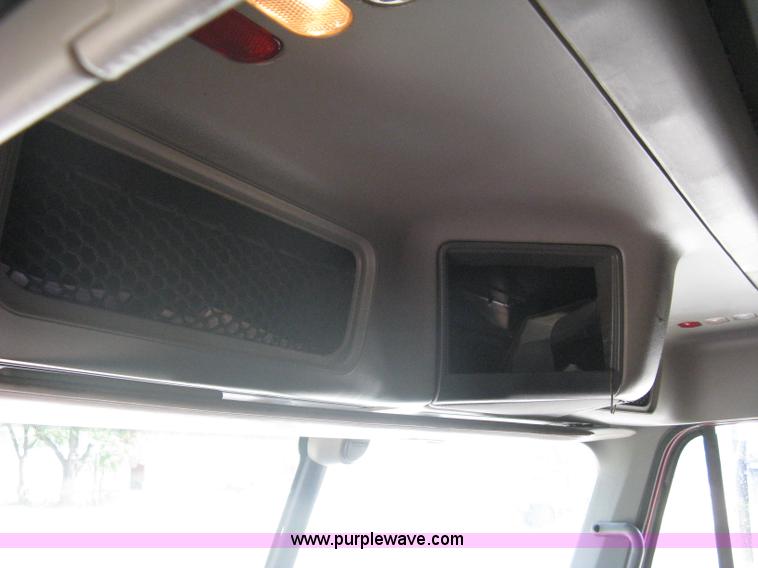 image for item A6322 2003 Freightliner Columbia semi truck