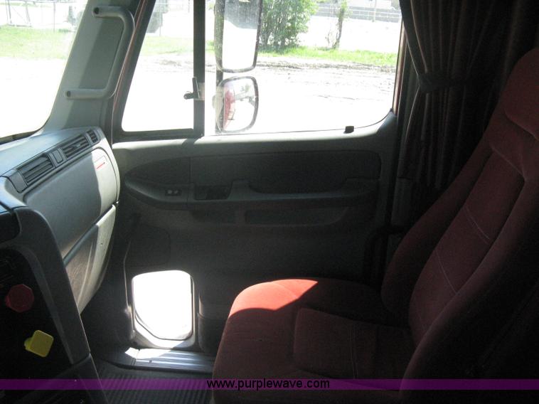 image for item A6322 2003 Freightliner Columbia semi truck