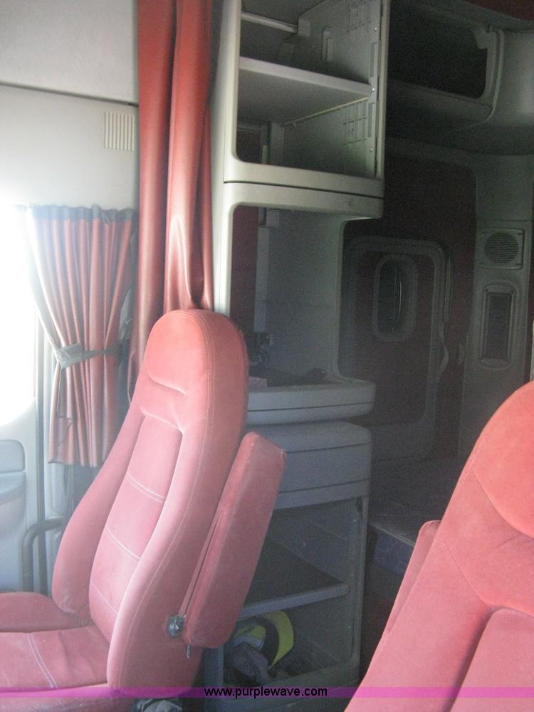 image for item A6322 2003 Freightliner Columbia semi truck