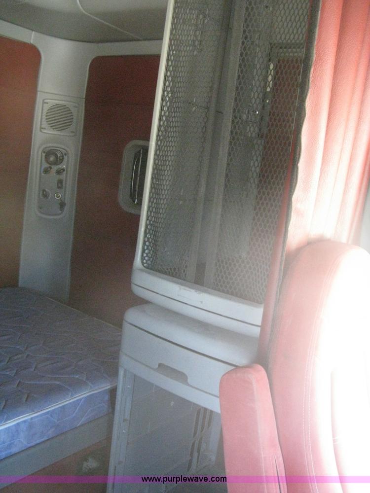 image for item A6322 2003 Freightliner Columbia semi truck