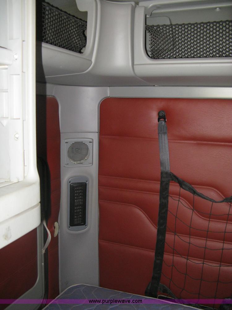 image for item A6322 2003 Freightliner Columbia semi truck