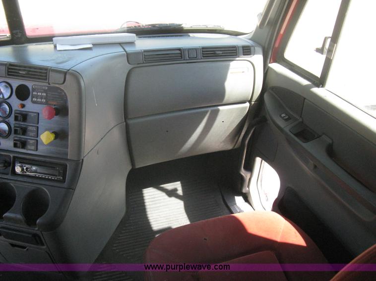 image for item A6322 2003 Freightliner Columbia semi truck