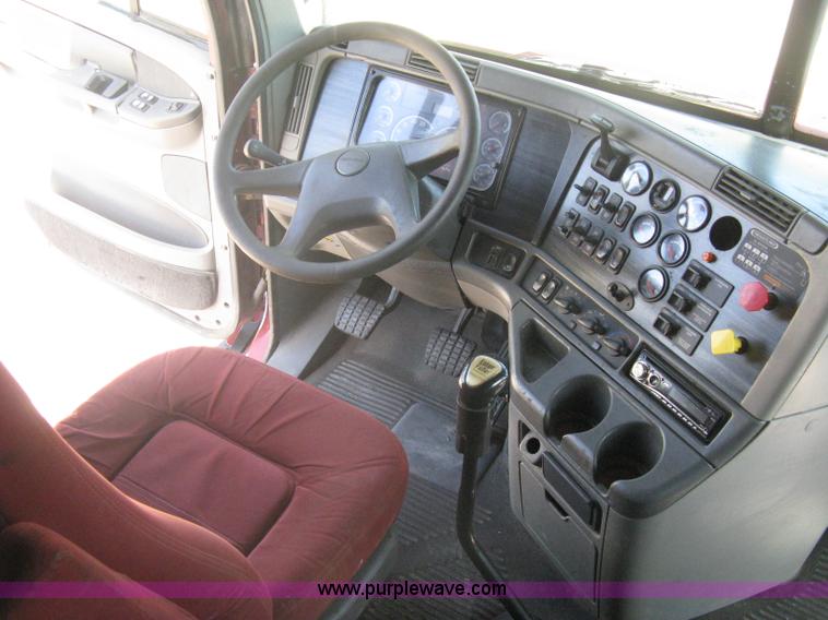 image for item A6322 2003 Freightliner Columbia semi truck