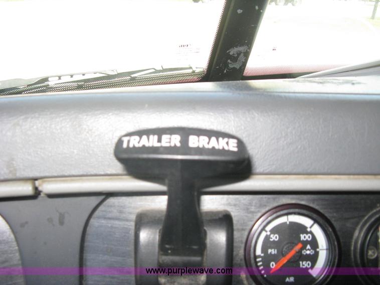 image for item A6322 2003 Freightliner Columbia semi truck