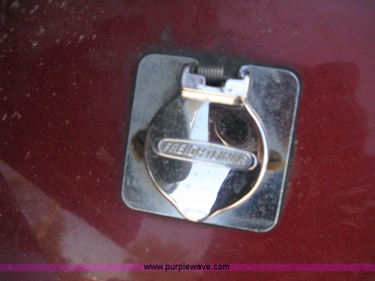 image for item A6322 2003 Freightliner Columbia semi truck