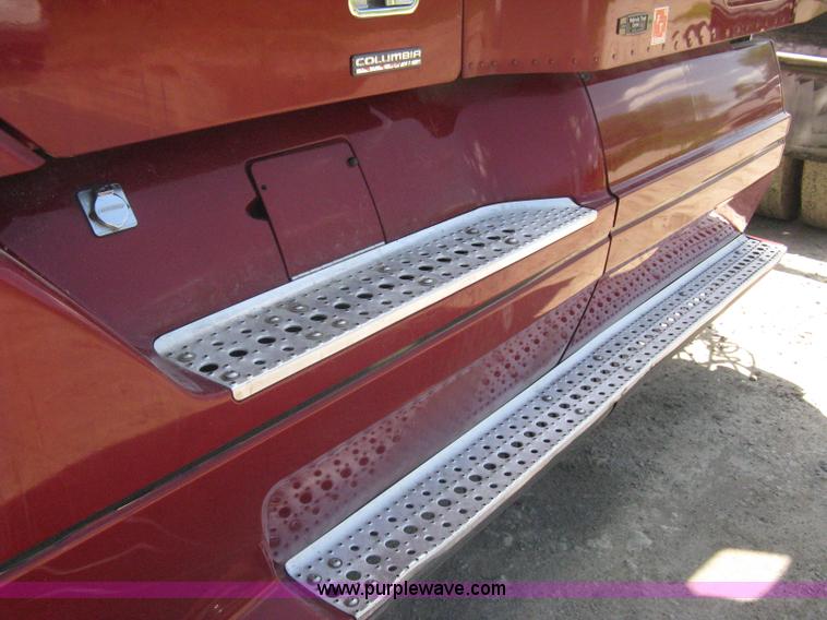 image for item A6322 2003 Freightliner Columbia semi truck