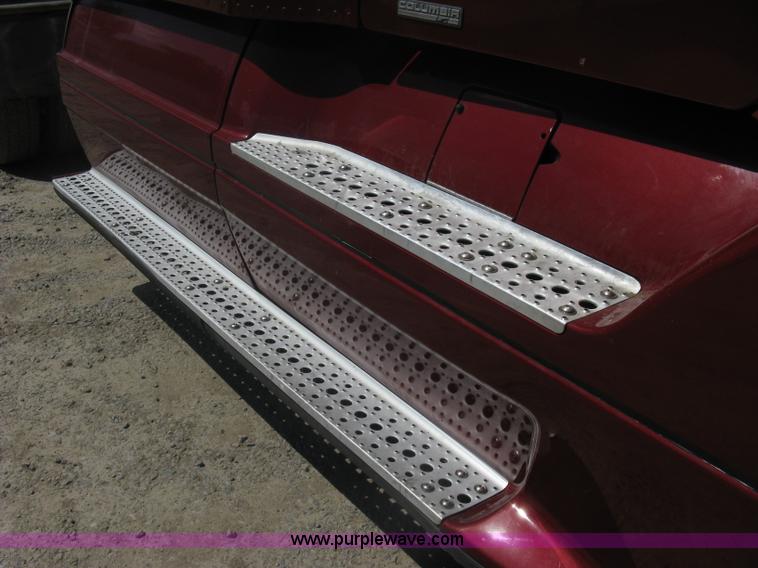 image for item A6322 2003 Freightliner Columbia semi truck