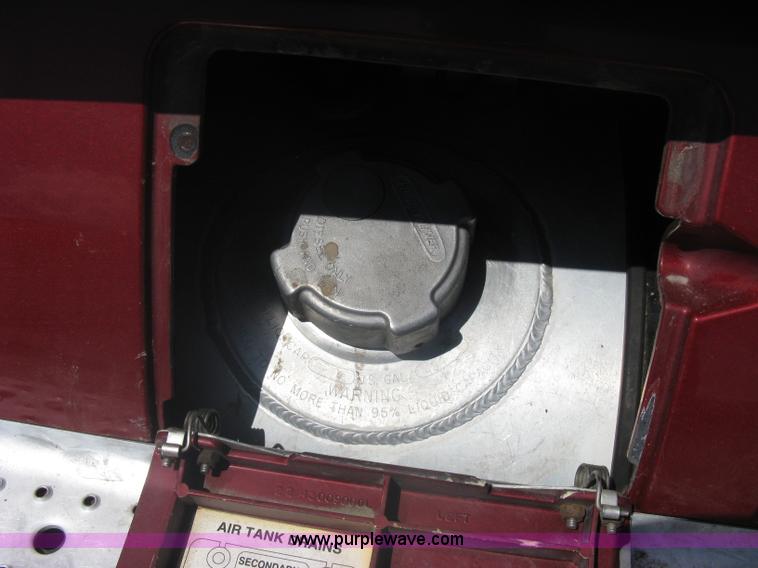 image for item A6322 2003 Freightliner Columbia semi truck