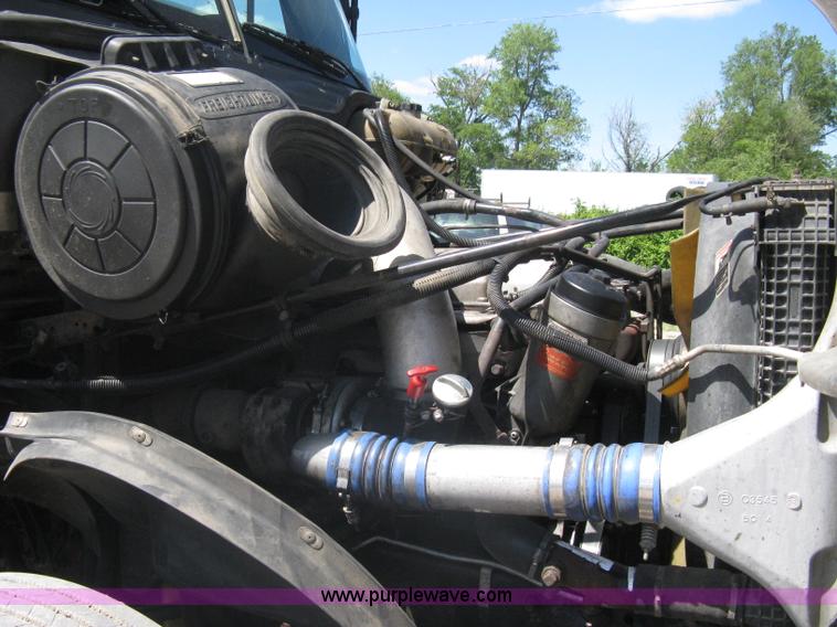 image for item A6322 2003 Freightliner Columbia semi truck