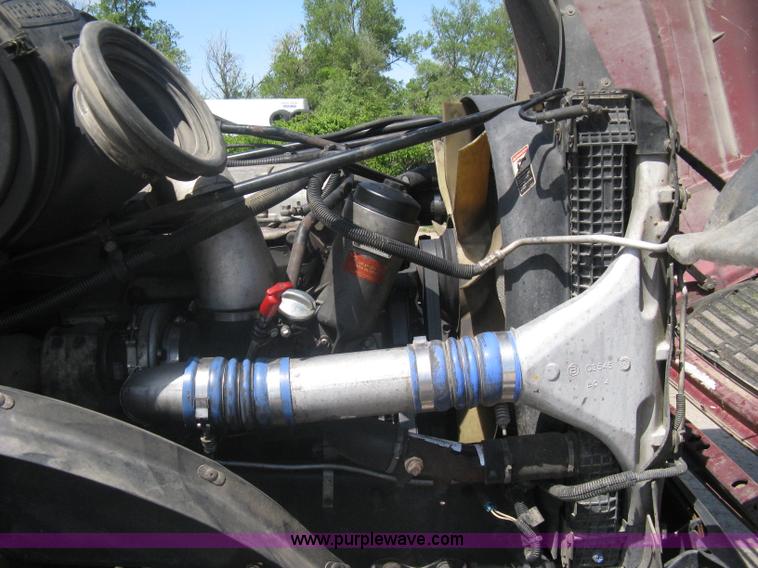 image for item A6322 2003 Freightliner Columbia semi truck