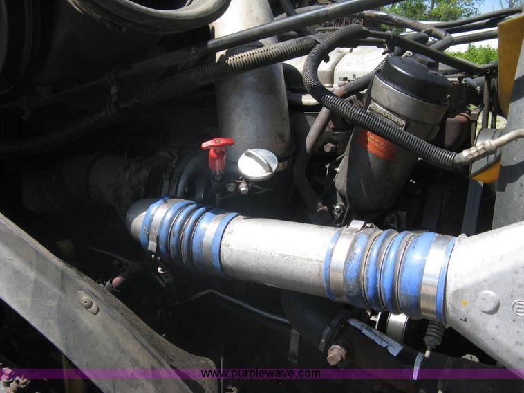 image for item A6322 2003 Freightliner Columbia semi truck