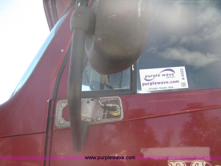 image for item A6322 2003 Freightliner Columbia semi truck