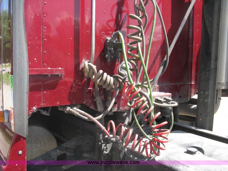 image for item A6322 2003 Freightliner Columbia semi truck