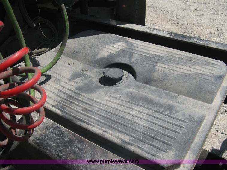 image for item A6322 2003 Freightliner Columbia semi truck