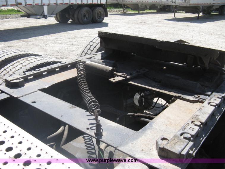 image for item A6322 2003 Freightliner Columbia semi truck