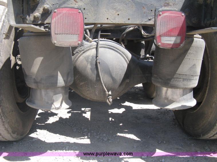 image for item A6322 2003 Freightliner Columbia semi truck