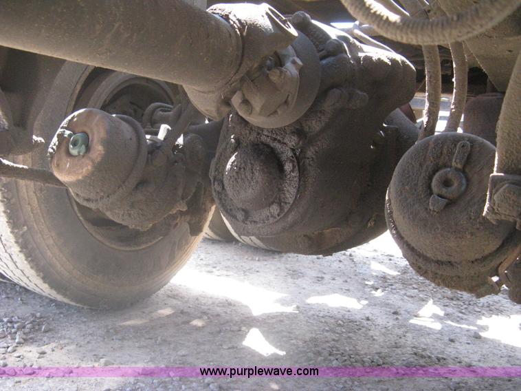 image for item A6322 2003 Freightliner Columbia semi truck