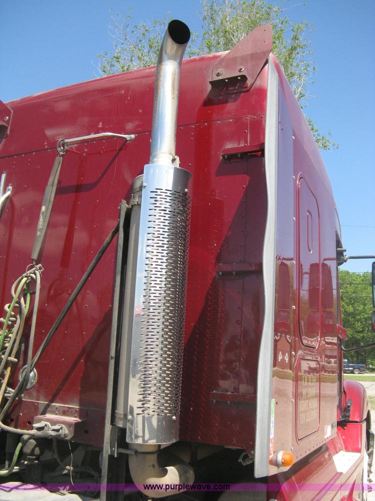 image for item A6322 2003 Freightliner Columbia semi truck