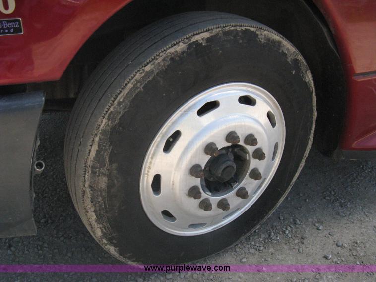 image for item A6322 2003 Freightliner Columbia semi truck