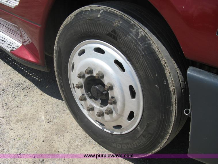 image for item A6322 2003 Freightliner Columbia semi truck