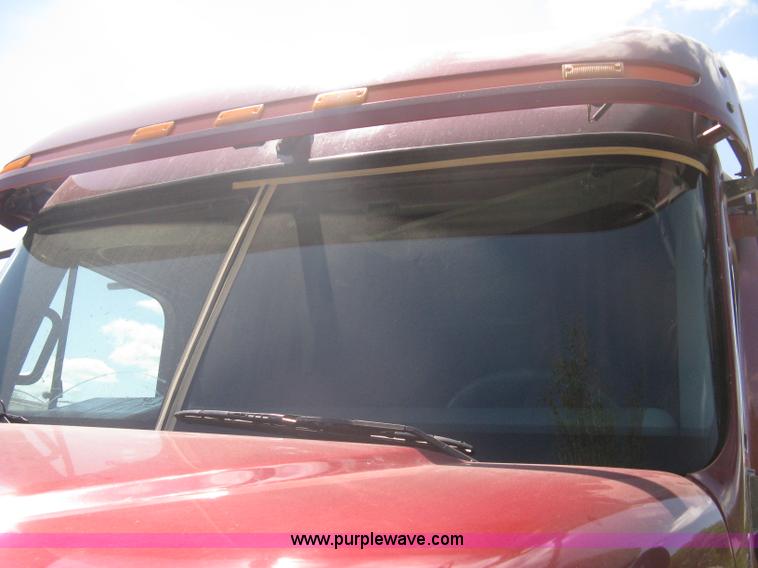 image for item A6322 2003 Freightliner Columbia semi truck