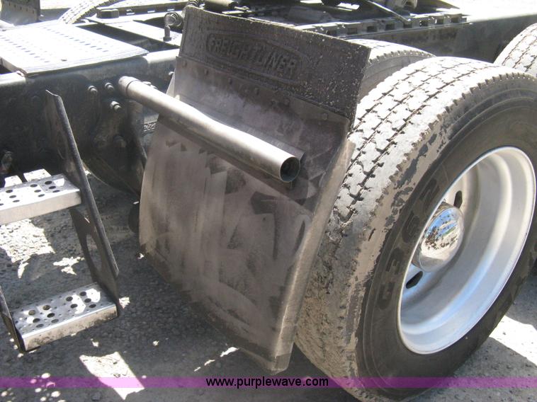 image for item A6322 2003 Freightliner Columbia semi truck