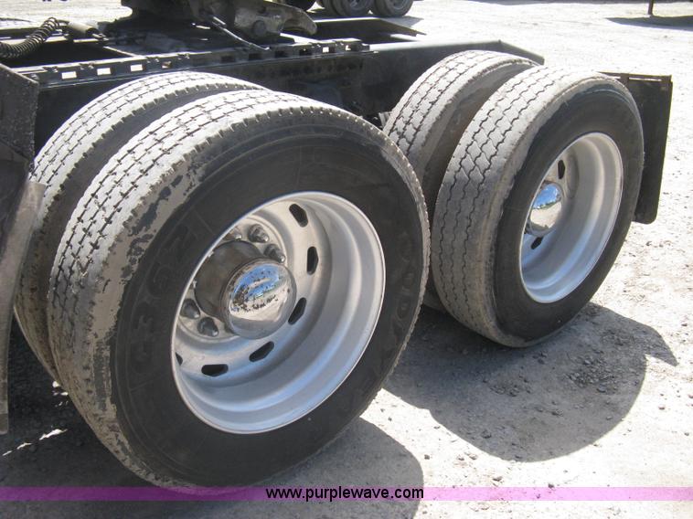 image for item A6322 2003 Freightliner Columbia semi truck