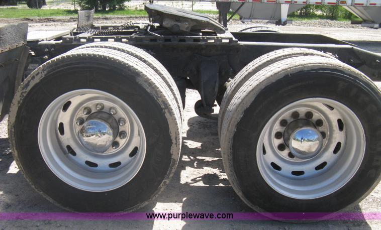 image for item A6322 2003 Freightliner Columbia semi truck