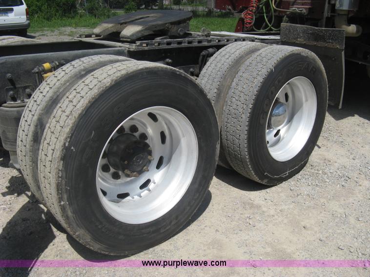 image for item A6322 2003 Freightliner Columbia semi truck