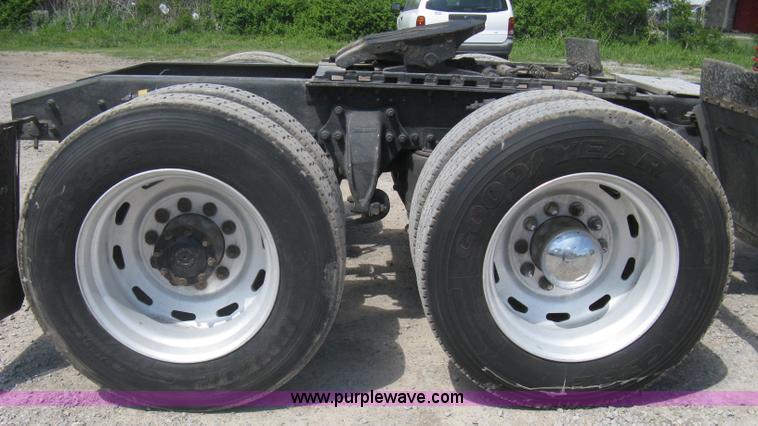 image for item A6322 2003 Freightliner Columbia semi truck