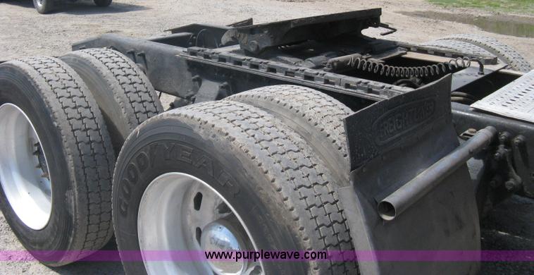 image for item A6322 2003 Freightliner Columbia semi truck