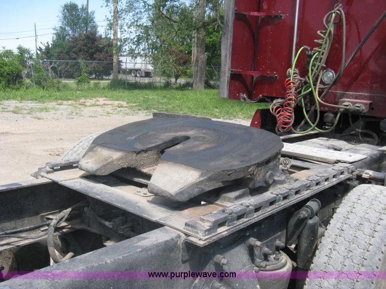 image for item A6322 2003 Freightliner Columbia semi truck