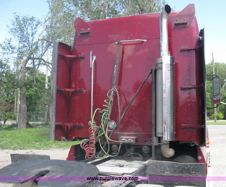 image for item A6322 2003 Freightliner Columbia semi truck