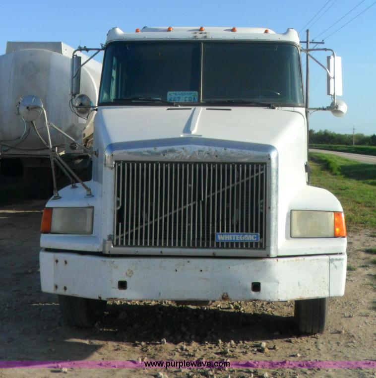 image for item B1196 1995 White/volvo WIA semi truck