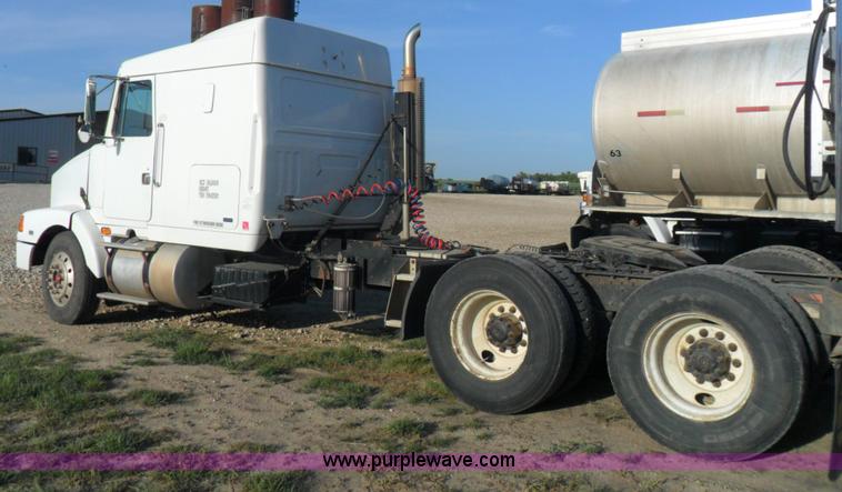 image for item B1196 1995 White/volvo WIA semi truck